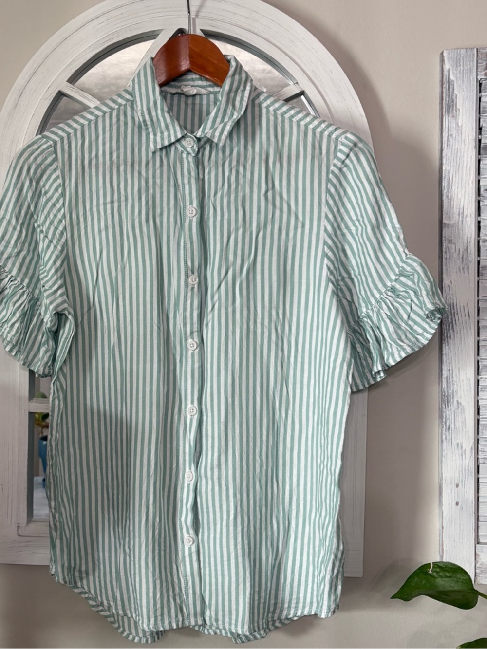 Beach Lunch Lounge Ruffle sleeve shirt light green striped Sz sm